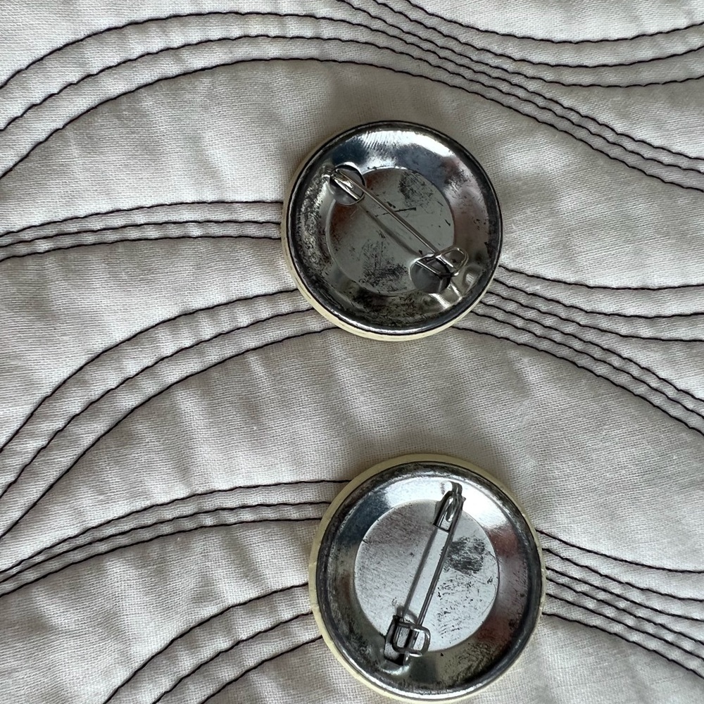 Vintage Hard Rock Cafe Button / Pin - Lot of 2 - Picture 4 of 4